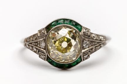 Une bague Art déco sertie de diamants et d'émeraud