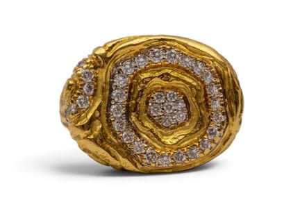 Une bague au design naturel, ornée de motifs circu
