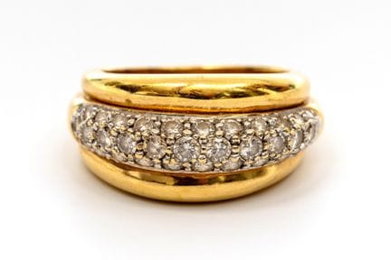 Une bague française à dôme sertie de diamants. Com