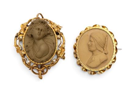 Deux broches en camée de lave du XIXe siècle. L'un
