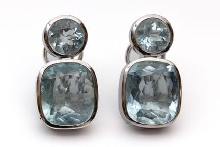 Une paire de boucles d'oreilles en aigue-marine. C