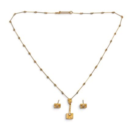 Un collier « thaï » en or et une paire de boucles 