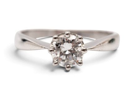 Une bague solitaire en diamant, sertie d'un diaman