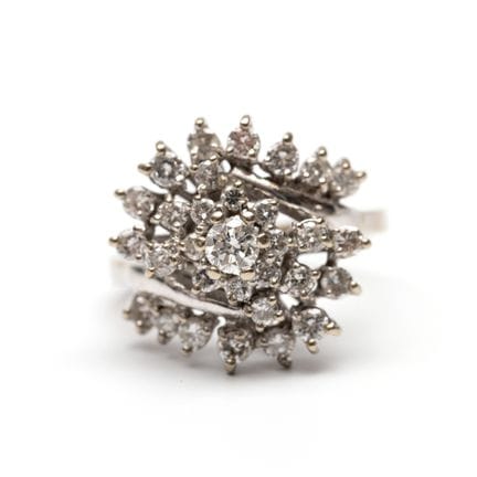 Une bague de cocktail en diamants des années 1960.