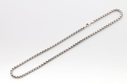 Collier moderne de Bron, composé d'un câble rectan