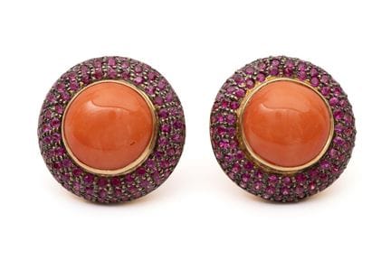 Une paire de boucles d'oreilles en corail et rubis
