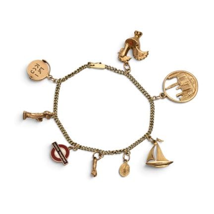 Una pulsera con dijes que incluye, entre otros, un
