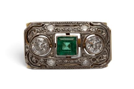 Une bague sertie d'un diamant et d'une émeraude : 