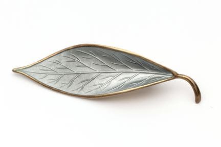 Une broche en forme de feuille émaillée, signée Da
