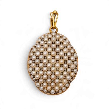 Un médaillon du XIXe siècle en perles et diamants.