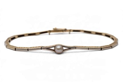 Un bracelet Art déco en perles. La navette central