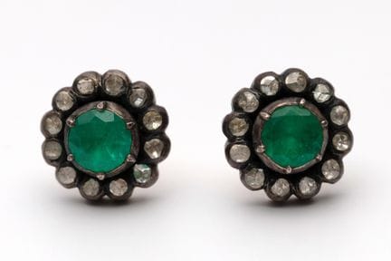 Une paire de boucles d'oreilles en émeraude et dia