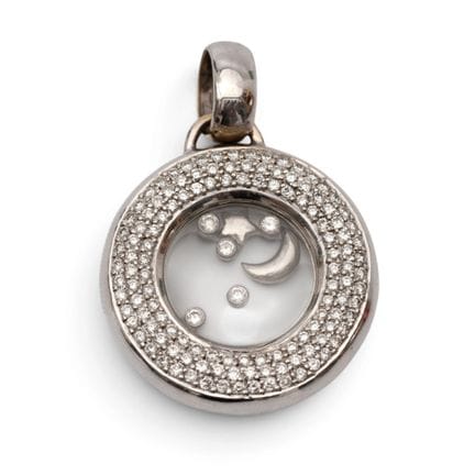Un pendentif en diamant. Le centre, en verre, dans