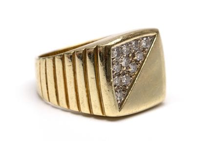 Une bague en or pour homme. Avec des côtés cannelé