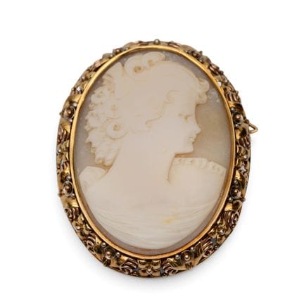 Une broche camée du milieu du siècle. Elle est orn