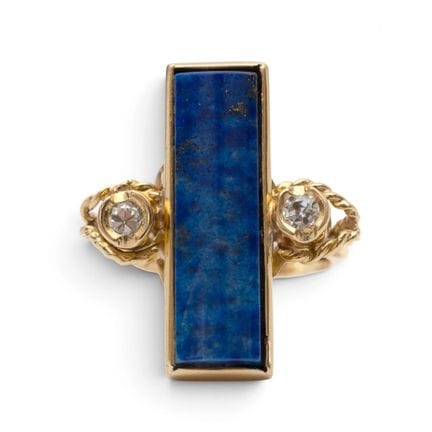 Une bague en lapis-lazuli et diamant, sertie d'un 
