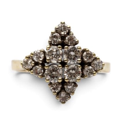 Une bague en diamant. La partie supérieure, en for