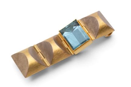 Un pendentif artisanal bicolore au design géométri