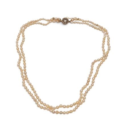 Un collier de perles en cascade. Composé de deux r