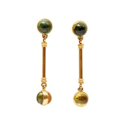 Une paire de boucles d'oreilles serties de pierres