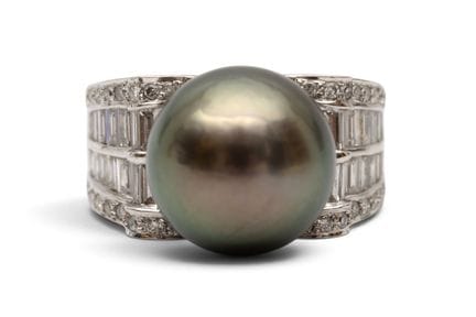 Un anillo de diamantes y perlas. Engastado con una