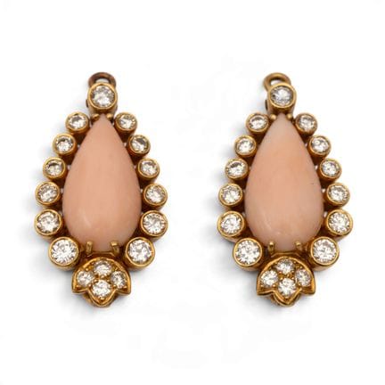 Paire de pendants en corail « peau d'ange » et dia