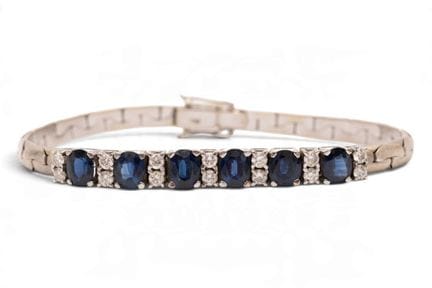 Un bracelet en diamants et saphirs. La face avant 