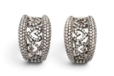 Une paire de boucles d'oreilles en diamant. La par