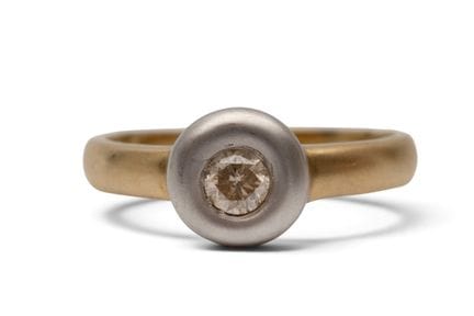 Une bague solitaire avec un diamant mat, en or jau