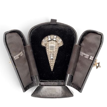Une broche Art déco de Theodor Fahrner, représenta