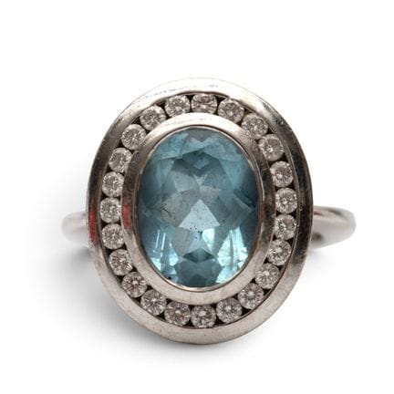 Une bague en aigue-marine et diamants, sertie d'un