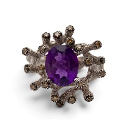 Une bague en améthyste et diamants, en forme de br
