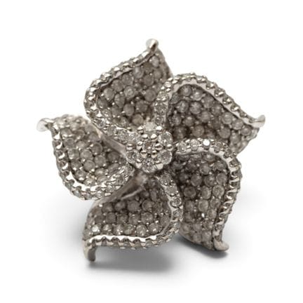 Une bague en diamant en forme de fleur, sertie en 