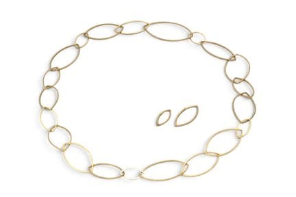 Un collar largo hecho a mano, compuesto por eslabo