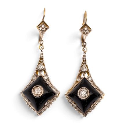 Une paire de boucles d'oreilles en onyx et diamant