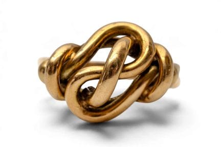 Une bague en or. La partie supérieure, en forme de