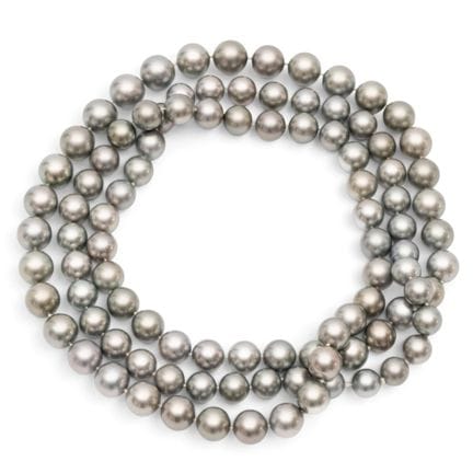 Un sautoir et une chaîne en perles de Tahiti. Les 