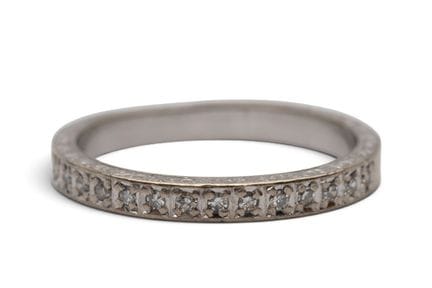 Un anillo de diamantes de catorce stone, engastado