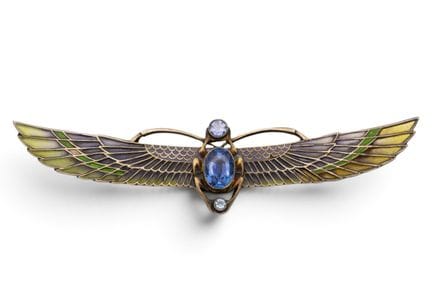 Une broche de style néo-égyptien en plique-à-jour 