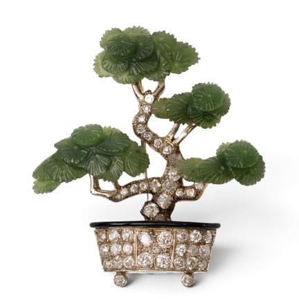 Une broche en forme de bonsaï en néphrite et diama