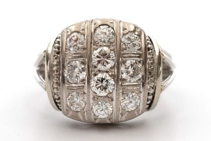 Une bague en diamant du milieu du siècle.La partie
