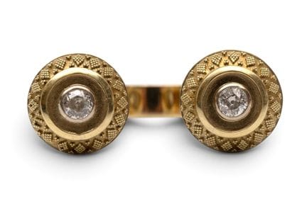 Anillo de diamante con granulación. Tiene forma de