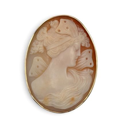 Une broche en camée. Avec un camée ovale en nacre 