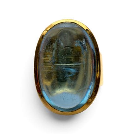 Une bague imposante en aigue-marine, sertie d'une 