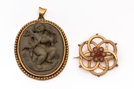 Un pendentif en camée et une broche sertie de pier