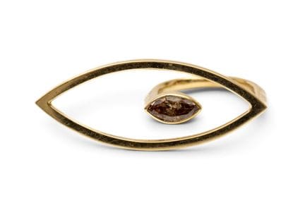 Une bague au design moderne, de forme navette, ser