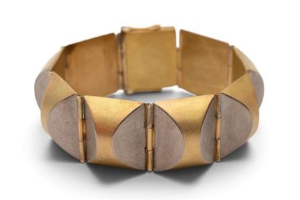 Un bracelet artisanal bicolore au design géométriq