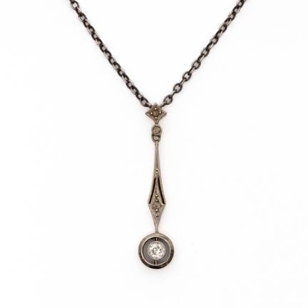 Un collier Art déco en or fin et argent, orné d'un