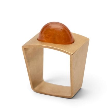 Bague au design moderne, sertie d'un grenat mandar