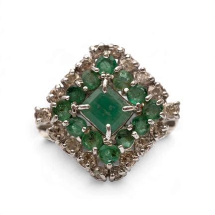 Bague en diamants et émeraudes. La partie supérieu